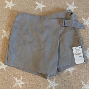 New Adorable grey suede skort